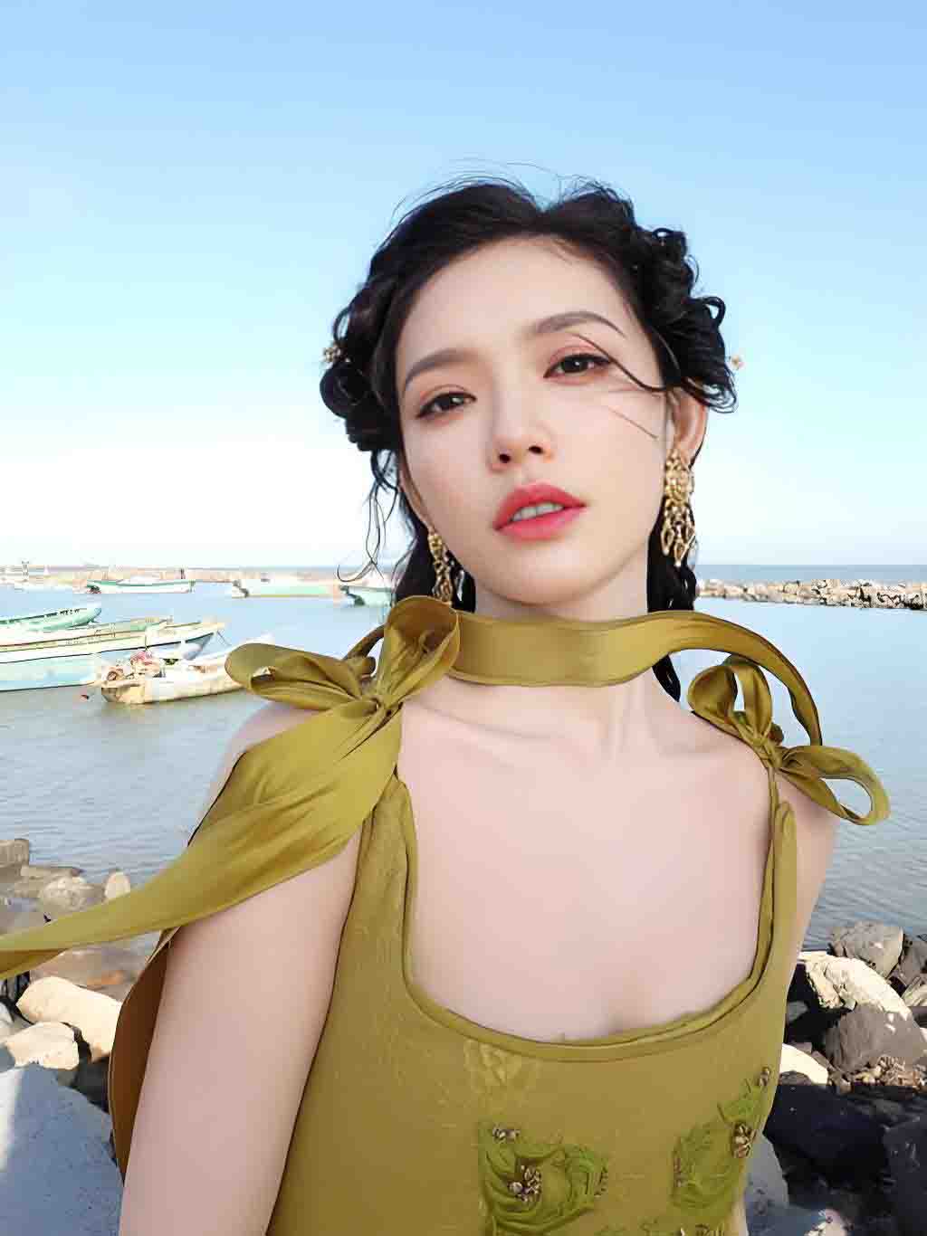 湖南长沙反差女大学生【刘子玥】 soul上撩骚约炮视频裸聊，隔着镜头伸出舌头接网友精液。